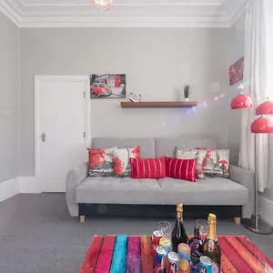 Holiday home 3 Bedroom Saks - 2 Living Area House In Newland Ave Hull, Kingston upon Hull